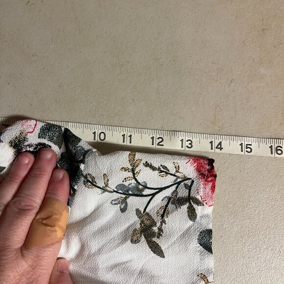 Boho Chic Off-Shoulder Floral Romper โ Size Large - Picture 10 of 11